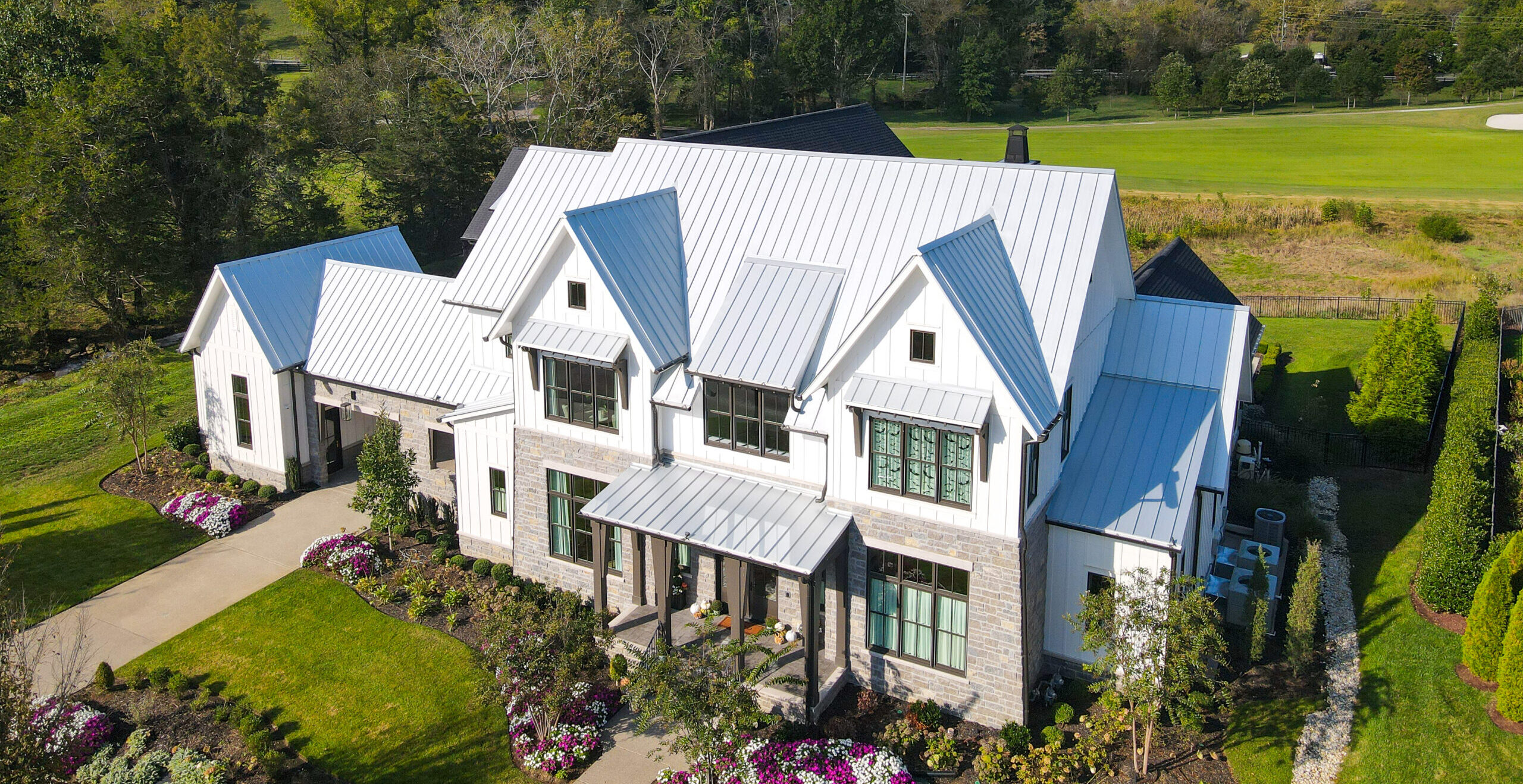 Metal Roofing Experts of Tennessee background image